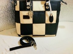 Imagen de Cartera de cuero Blanca y Negra Damero Modelo: “ Alberobello” (APuglia, Italia).-