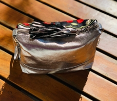 CARTERA PLATEADA Y BORDADA MODELO: “BRIENZA”.- - tienda online