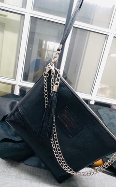 CARTERA-SOBRE DE CUERO NEGRO LABRADO Modelo:”DAIANA”.- - Támesis&Co.