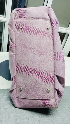 CARTERA DE BOA ROSA DEGRADÉ COMBINADA CON CUERO IRIDISCENTE. Modelo: “RIANNA”.- y con pliegues y cadenas. - tienda online