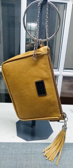Cartera Sobre rayado con Fuelle, argolla de metal varias manijas, MODELO: “CATALINA”.-