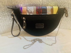 Cartera Media Luna Rayada combinada con cuero Liso. Modelo: “OSTUNI”. - Támesis&Co.