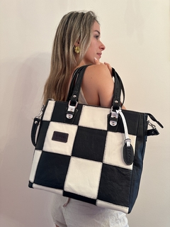 Cartera de cuero Blanca y Negra Damero Modelo: “ Alberobello” (APuglia, Italia).- - comprar online