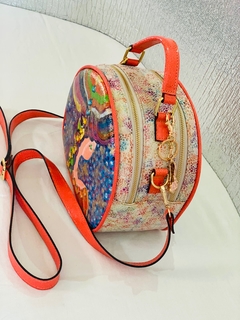 Imagen de CARTERA PINTADA A MANO ALZADA Y BORDADA MODELO:”ORIGEN”