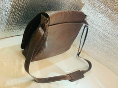 MORRAL DE CUERO 100%. CUERO OVEJA ITALIANA gravada. Modelo: “GÜIDO”.- - tienda online