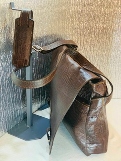 MORRAL DE CUERO 100%. CUERO OVEJA ITALIANA gravada. Modelo: “GÜIDO”.- - Támesis&Co.