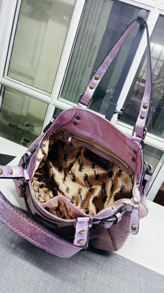 CARTERA DE BOA ROSA DEGRADÉ COMBINADA CON CUERO IRIDISCENTE. Modelo: “RIANNA”.- y con pliegues y cadenas. - tienda online
