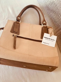CARTERA DE CUERO LABRADO COLOR NUDE COMBINADA CON CUERO DE ELEFANTE COLOR CHOCOLATE. Modelo: “ELIZABETH III”.- - comprar online
