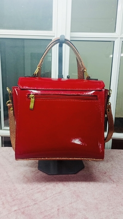 Cartera de Charol rojo combinada con cuero rojo en relieve dorado. Cuero de oveja Italiana 100%. Modelo: “HALINA”.- - comprar online