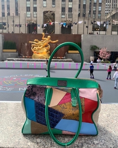 CARTERA TOTAL LOOK DE MUCHOS COLORES CON BASE EN COLOR VERDE. MODELO "AMAL".