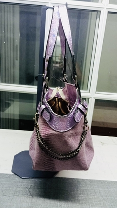 Imagen de CARTERA DE BOA ROSA DEGRADÉ COMBINADA CON CUERO IRIDISCENTE. Modelo: “RIANNA”.- y con pliegues y cadenas.