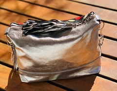 CARTERA PLATEADA Y BORDADA MODELO: “BRIENZA”.-