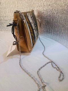 Cartera Sobre rayado con Fuelle, argolla de metal varias manijas, MODELO: “CATALINA”.- - comprar online