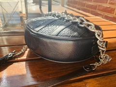 Imagen de Cartera Labrada toda Negra Modelo “DONNA POETO”con cierres.