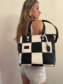 Cartera de cuero Blanca y Negra Damero Modelo: “ Alberobello” (APuglia, Italia).-
