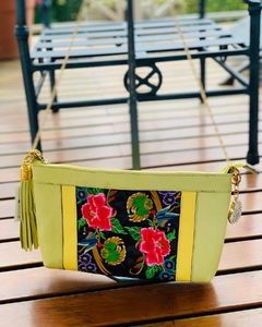 Cartera Sobre Bordada. Modelo:”KATE”(Amarilla).