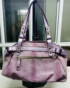 CARTERA DE BOA ROSA DEGRADÉ COMBINADA CON CUERO IRIDISCENTE. Modelo: “RIANNA”.- y con pliegues y cadenas. en internet