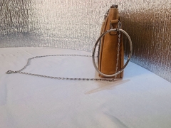 Cartera Sobre rayado con Fuelle, argolla de metal varias manijas, MODELO: “CATALINA”.- en internet