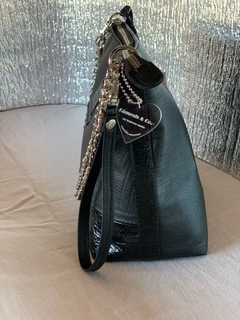 CARTERA-SOBRE DE CUERO NEGRO LABRADO Modelo:”DAIANA”.- - tienda online