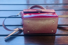 Cartera de Charol rojo combinada con cuero rojo en relieve dorado. Cuero de oveja Italiana 100%. Modelo: “HALINA”.- - comprar online