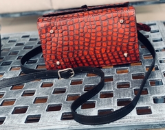 Cartera de relieve color bordó combinada con cabritilla negra. Modelo: “PIERINA”.- - tienda online