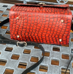 Cartera de relieve color bordó combinada con cabritilla negra. Modelo: “PIERINA”.-