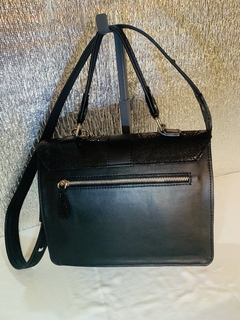 Cartera TOTAL LOOK NEGRO. Hecha con boa negra combinada con charol negro y cabritilla 100 % lisa negra. MODELO: “DIVINA STEFANIA”.- - Támesis&Co.