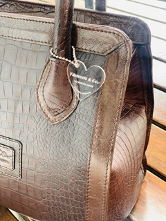 CARTERA LABRADA DE CUERO ARGENTINO Y CUERO DE OVEJA ITALIANA LISO CON BRILLO color chocolate. Modelo: “LOREDANA”.- en internet