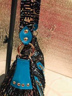 CARTERA DE CUERO IMPORTADO TORNASOLADO COMBINADA CON CHAROL CELESTE. "ABY". - tienda online