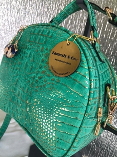 CARTERA DE CUERO EN RELIEVE COLOR VERDE RELIEVE DORADO. PARIS "GRACE" en internet