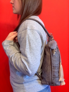 CARTERA Y MOCHILA DE CUERO LABRADO "GINGER" en internet
