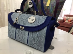 CARTERA DE CUERO DE VÍBORA CELESTE CON BORDES EN AZUL "MARAANTONIA".