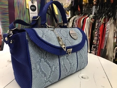 CARTERA DE CUERO DE VÍBORA CELESTE CON BORDES EN AZUL "MARAANTONIA". en internet