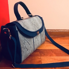 CARTERA DE CUERO DE VÍBORA CELESTE CON BORDES EN AZUL "MARAANTONIA". - Támesis&Co.