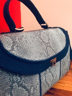 CARTERA DE CUERO DE VÍBORA CELESTE CON BORDES EN AZUL "MARAANTONIA". - tienda online
