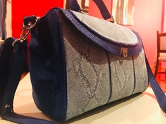 CARTERA DE CUERO DE VÍBORA CELESTE CON BORDES EN AZUL "MARAANTONIA". en internet