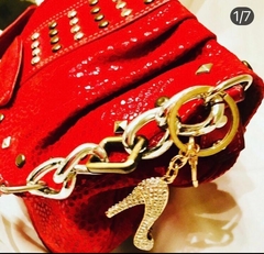 CARTERA MAI, realizada con tachas y distintos cueros en relieve. en internet