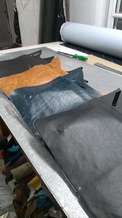 Imagen de Morral de cabritilla para caballero cuero 100% Argentino e Italiano. MODELO "ENZO"