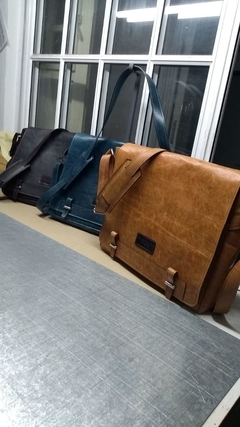 Imagen de Morral de cabritilla para caballero cuero 100% Argentino e Italiano. MODELO "ENZO"