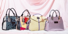 COLECCIÓN DE CUATRO CARTERAS DISTINTAS "A A A A" en internet