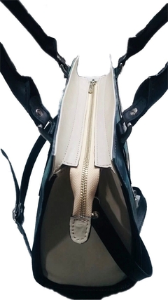 COLECCIÓN DE CUATRO CARTERAS DISTINTAS "A A A A" - comprar online