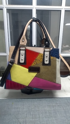 COLECCIÓN DE CUATRO CARTERAS DISTINTAS "A A A A" en internet