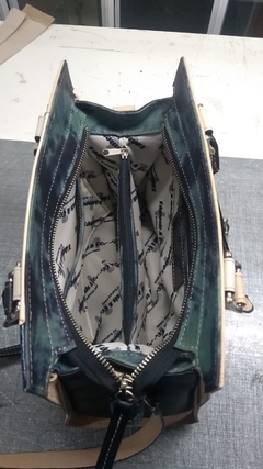 COLECCIÓN DE CUATRO CARTERAS DISTINTAS "A A A A" en internet