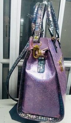 COLECCIÓN DE CUATRO CARTERAS DISTINTAS "A A A A" en internet