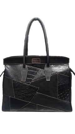 CARTERA DE CUERO DE OVEJA ITALIANA Y CUERO 100% ARGENTINO, HECHA CON UN TOTAL LOOK NEGRO DE TODAS TEXTURAS DIFERENTES DE NEGROS.