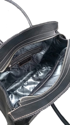 CARTERA DE CUERO DE OVEJA ITALIANA Y CUERO 100% ARGENTINO, HECHA CON UN TOTAL LOOK NEGRO DE TODAS TEXTURAS DIFERENTES DE NEGROS. - comprar online