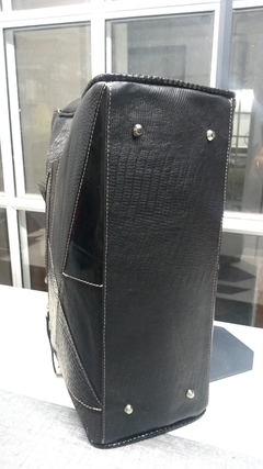 Imagen de CARTERA DE CUERO DE OVEJA ITALIANA Y CUERO 100% ARGENTINO, HECHA CON UN TOTAL LOOK NEGRO DE TODAS TEXTURAS DIFERENTES DE NEGROS.