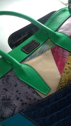 CARTERA TOTAL LOOK DE MUCHOS COLORES CON BASE EN COLOR VERDE. MODELO "AMAL".