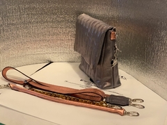 CARTERA DE CUERO ITALIANO OVEJA 100% METALIZADO MATELASEADA MODELO "FABRIZIA".- - Támesis&Co.