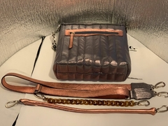 CARTERA DE CUERO ITALIANO OVEJA 100% METALIZADO MATELASEADA MODELO "FABRIZIA".-